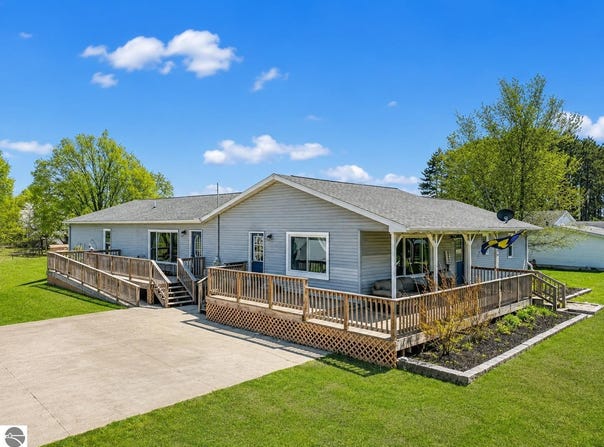 3821 S 39 Road, Cadillac, MI 49601