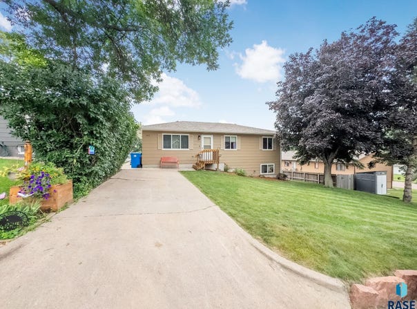 203 E 5th St, Dell Rapids, SD 57022-1609