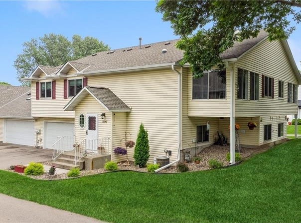 3726 Gershwin Lane N, Oakdale, MN 55128