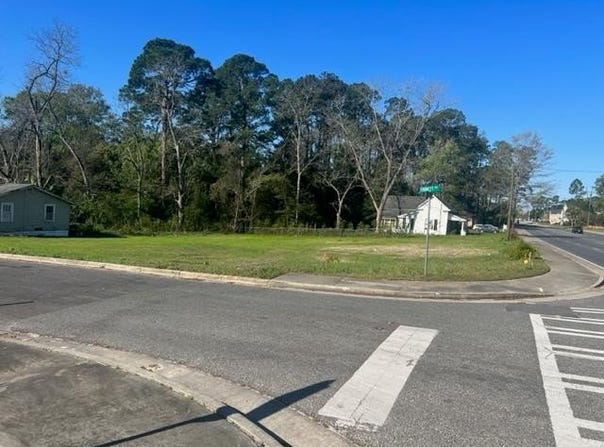 Ward St E, Douglas, GA 31533