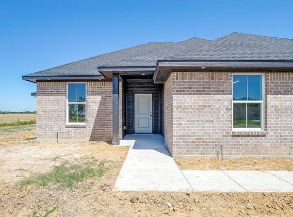 320 Cherry Point Drive, Palmer, TX 75152