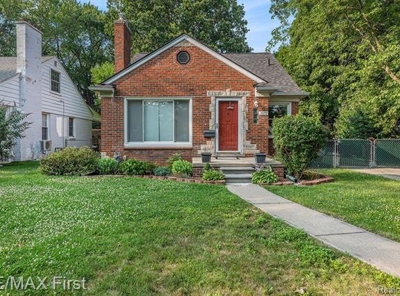 1070 Hampton Road, Grosse Pointe Woods, MI 48236