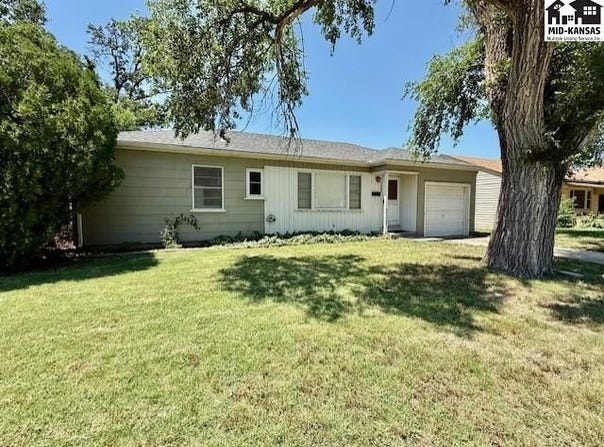 1047 College Ln, Hutchinson, KS 67501