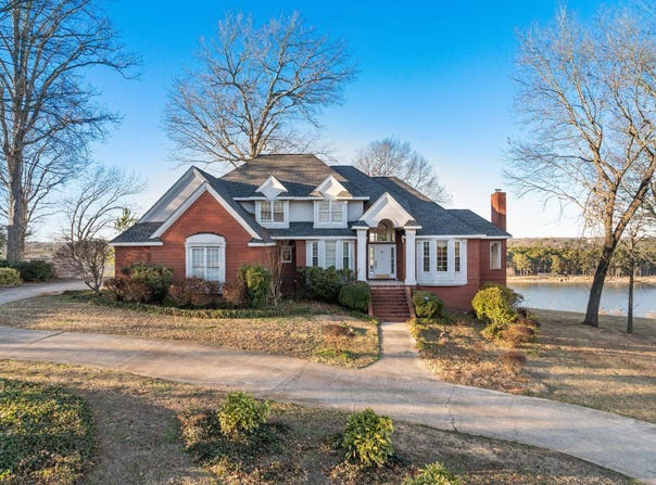 108 Holland Dr, Sheffield, AL 35660