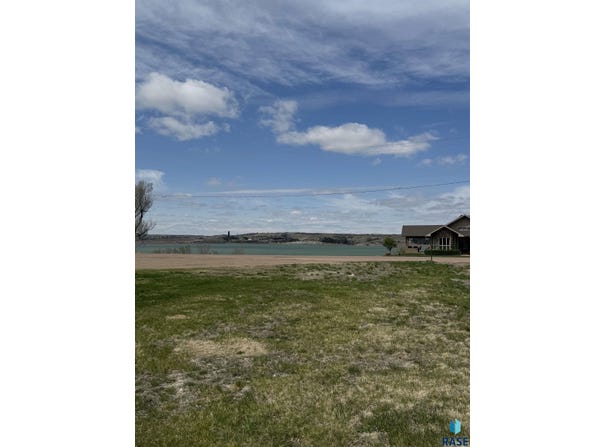 407 S River St, Chamberlain, SD 57325