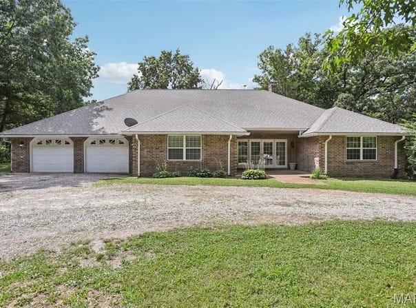 31470 E Bartlett Road, Brighton, IL 62012
