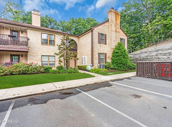 212 Wellington Place, Aberdeen, NJ 07747