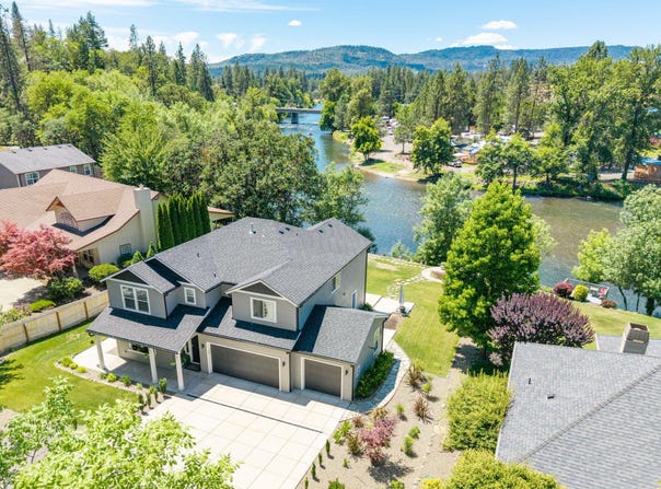 1090 Anglers Place, Shady Cove, OR 97539
