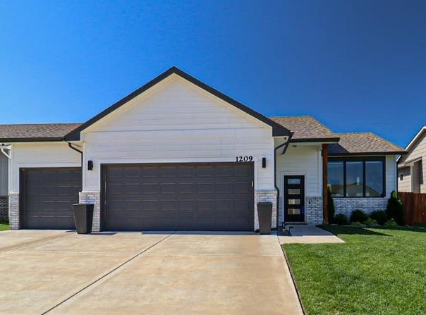 1209 E Prairie Hill Cir, Park City, KS 67219
