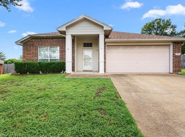 260 Crestview Drive, Jacksonville, TX 75766