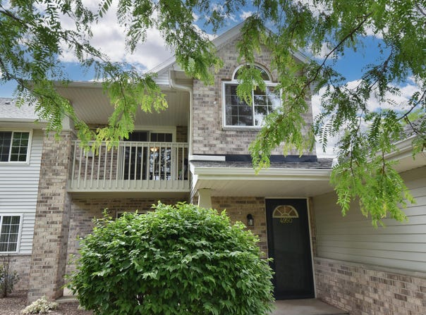 4950 W Maple Leaf Cir, Greenfield, WI 53220