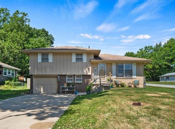 800 S Park Avenue, Oak Grove, MO 64075