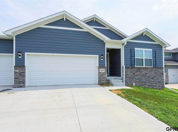 225 North 10th Avenue, Springfield, NE 68059
