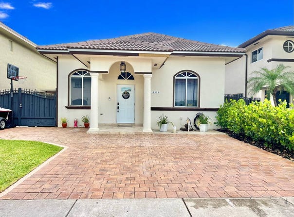 15333 SW 40th Ter, Miami, FL 33185