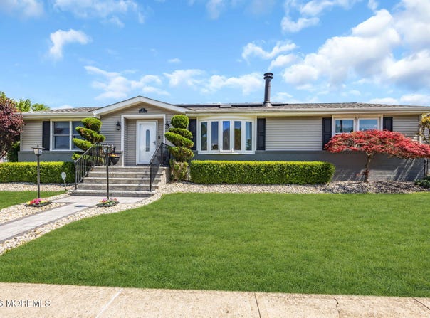 3 Brookview Lane, Manalapan, NJ 07726