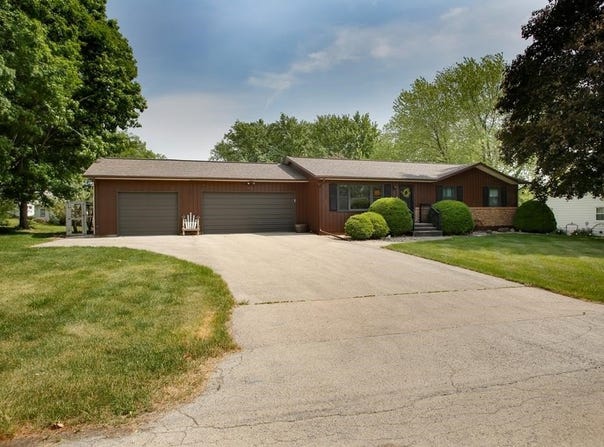 106 E Lincoln, LENA, IL 61048