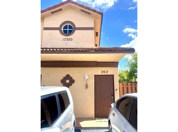 17320 NW 74th Avenue, Hialeah, FL 33015