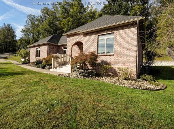 13 Keeneland Lane, Hurricane, WV 25526