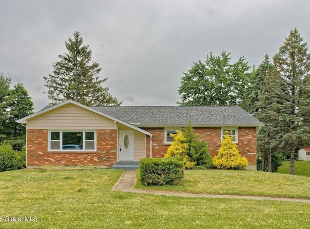 35 Zelenke Drive, North Greenbush, NY 12198