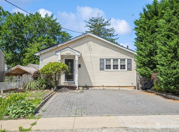 16 Taft Avenue, Edison, NJ 08817