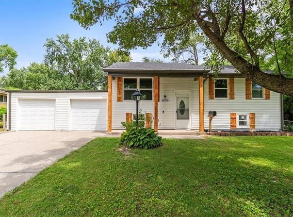 18512 Cheyenne Drive, Independence, MO 64056