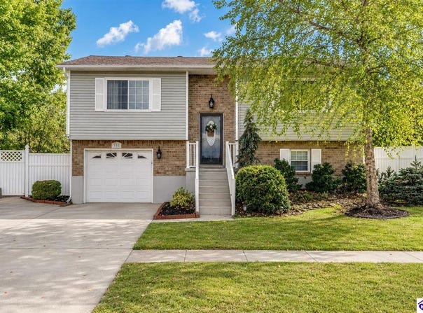 135 Meadowlake Drive, Radcliff, KY 40160