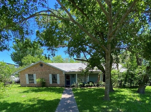 106 Woody Ray Drive, Elm Mott, TX 76640