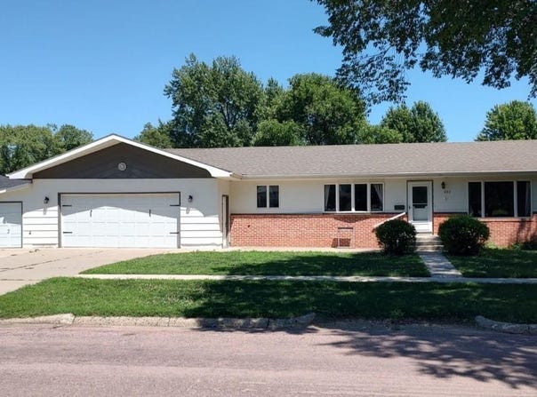 602 S 3rd St, Beresford, SD 57004