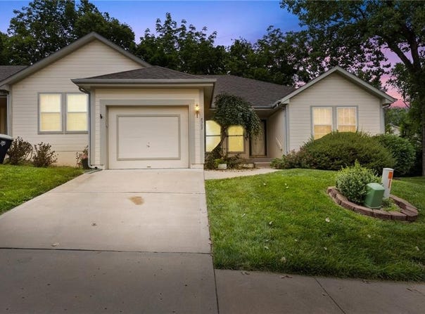 8307 N Barclay Circle, Kansas City, MO 64118