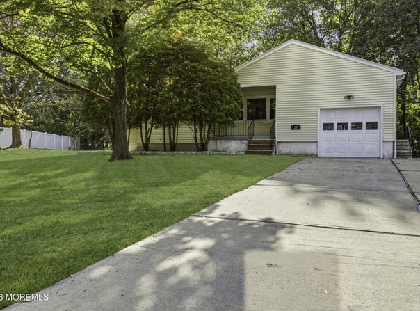 25 Woodbrook Drive, Matawan, NJ 07747