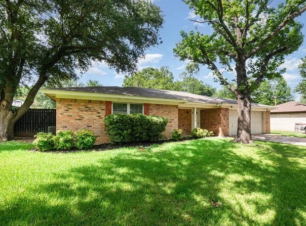 8613 Crestview Drive, North Richland Hills, TX 76182