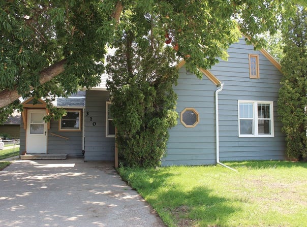 310 Prospect Dr, Glendive, MT 59330