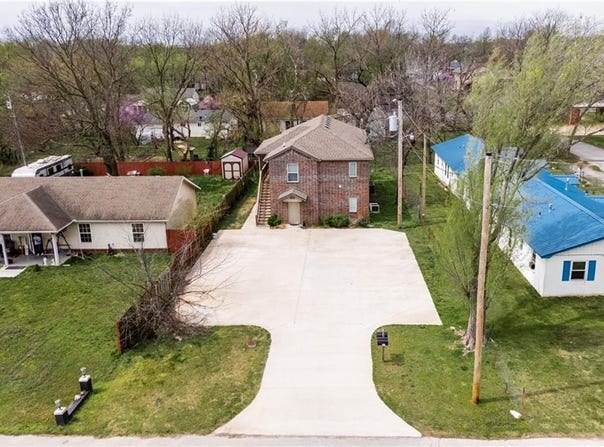 109  SW 2nd  AVE, Gravette, AR 72736