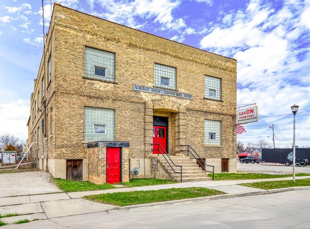 21 W ARNDT Street, FOND DU LAC, WI 54935-2326