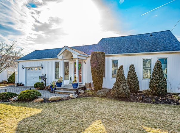 80 East Drive, Copiague, NY 11726