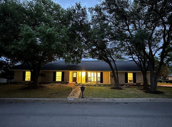 8606 Gladedale Drive, Woodway, TX 76712