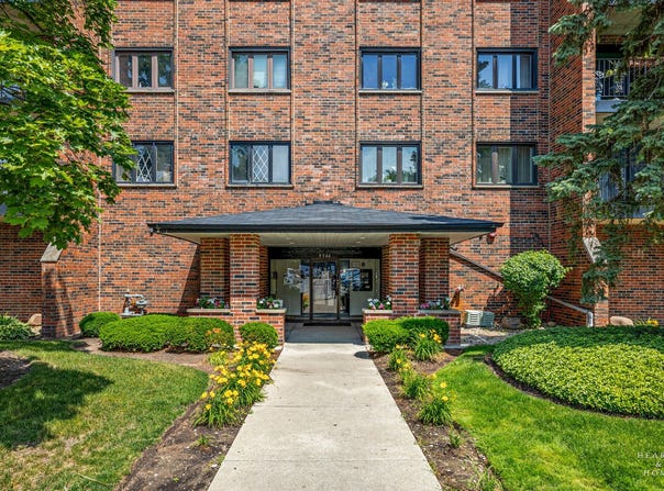 9346 Landings Lane, Des Plaines, IL 60016