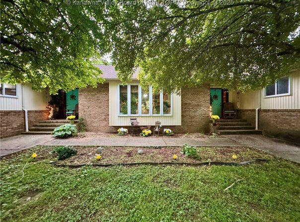 1006 Garretts Fork Road, Chapmanville, WV 25508