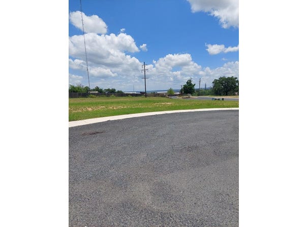 601 Atkins Ct, Fredericksburg, TX 78624