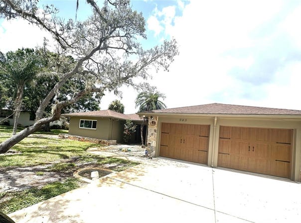 945 BAYSHORE DRIVE, TARPON SPRINGS, FL 34689