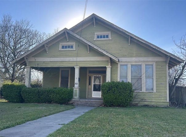 701 S Clements Street, Gainesville, TX 76240