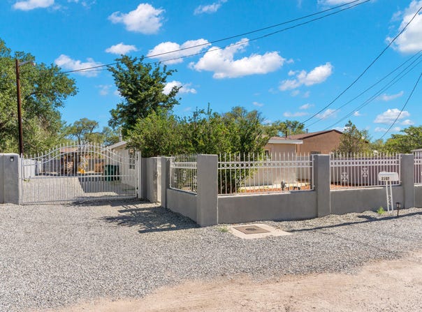 2107 VALLEY Road SW, Albuquerque, NM 87105