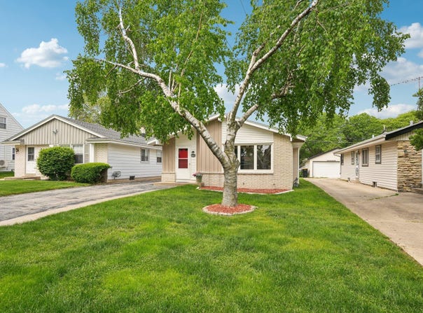 2109 N 113th St, Wauwatosa, WI 53226