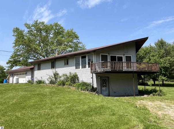6615 Manley Drive, Riverdale, MI 48877