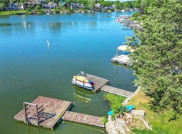 135 Dockside Circle, Lake Tapawingo, MO 64015