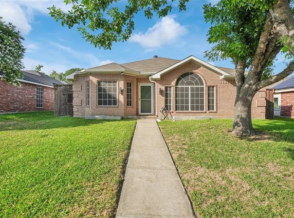2832 Claremont Drive, Grand Prairie, TX 75052