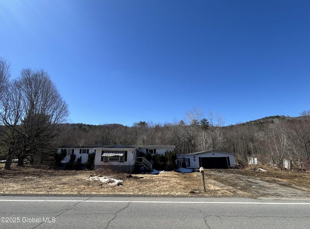 693 County Hwy 123, Mayfield, NY 12117
