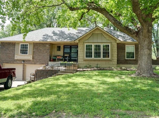 1331 SW Horizon Drive, Blue Springs, MO 64015