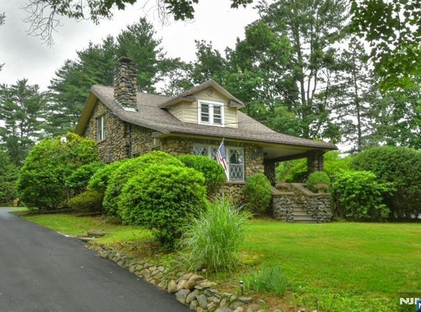 26 Monroe Street, Waldwick, NJ 07463