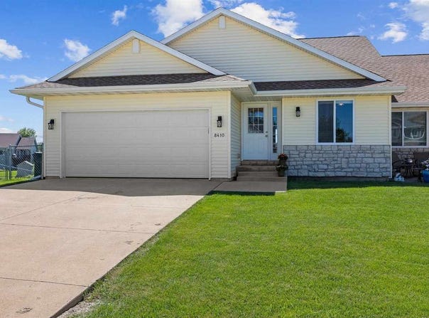 8410 Woodstone Ct SW, CedarRapids, IA 52404